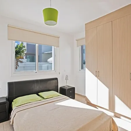 Beautiful With Private Pool, 1223 Παραλίμνι